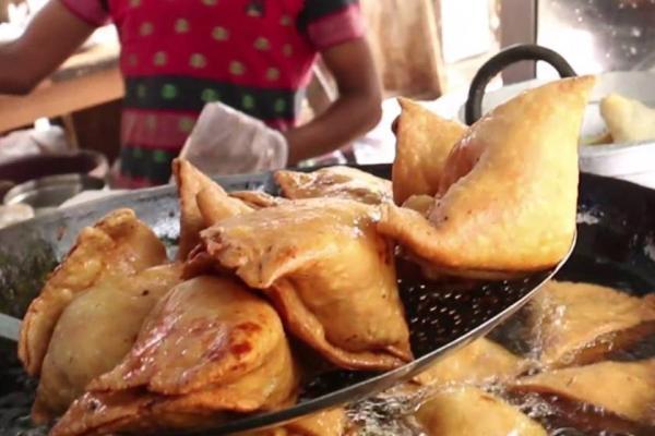 دیدن کنید؛ پخت سمبوسه در خیابان های هند