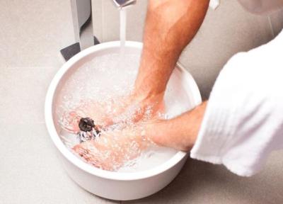 فواید درمانی قرار دادن پا در آب داغ