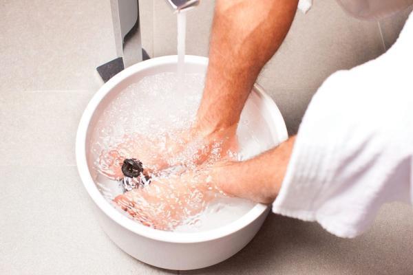 فواید درمانی قرار دادن پا در آب داغ